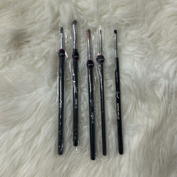 Sigma Beauty Brushes and Two Cases - Picture 3 of 16